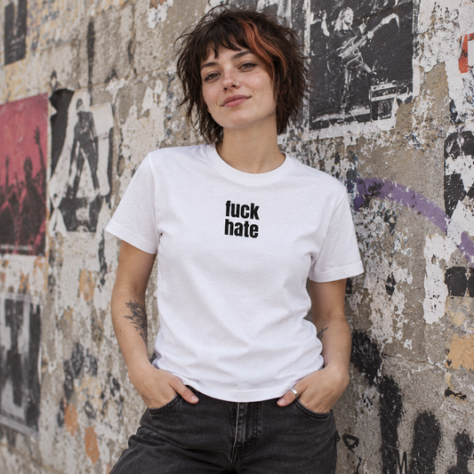 fuck hate – T-Shirt in Weiß, Vorderansicht mit Motiv – KI-generiertes Lifestyle-Mockup