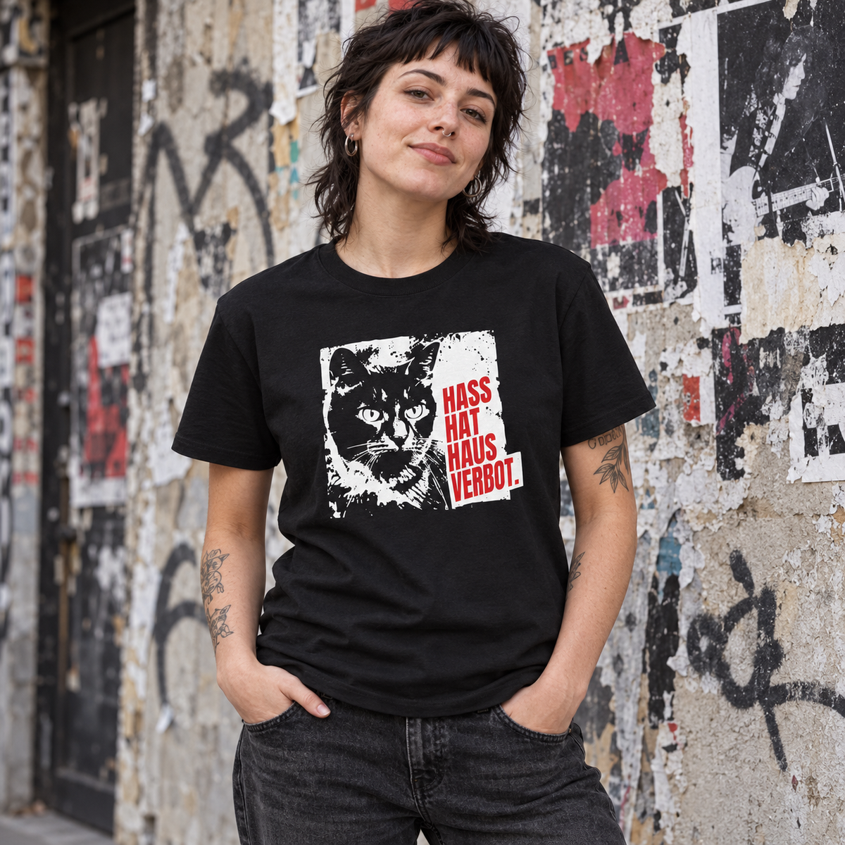 Hass hat Hausverbot – T-Shirt in Schwarz, Vorderansicht mit Motiv – KI-generiertes Lifestyle-Mockup