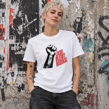 Liebe bleibt radikal – T-Shirt in Weiß, Vorderansicht mit Motiv – KI-generiertes Lifestyle-Mockup