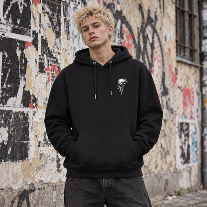 KI-Lifestyle-Mockup Vorderseite mit weißer Brustblume: Widerstand wächst überall – Hoodie an einer Person im Freien – fotorealistische Visualisierung