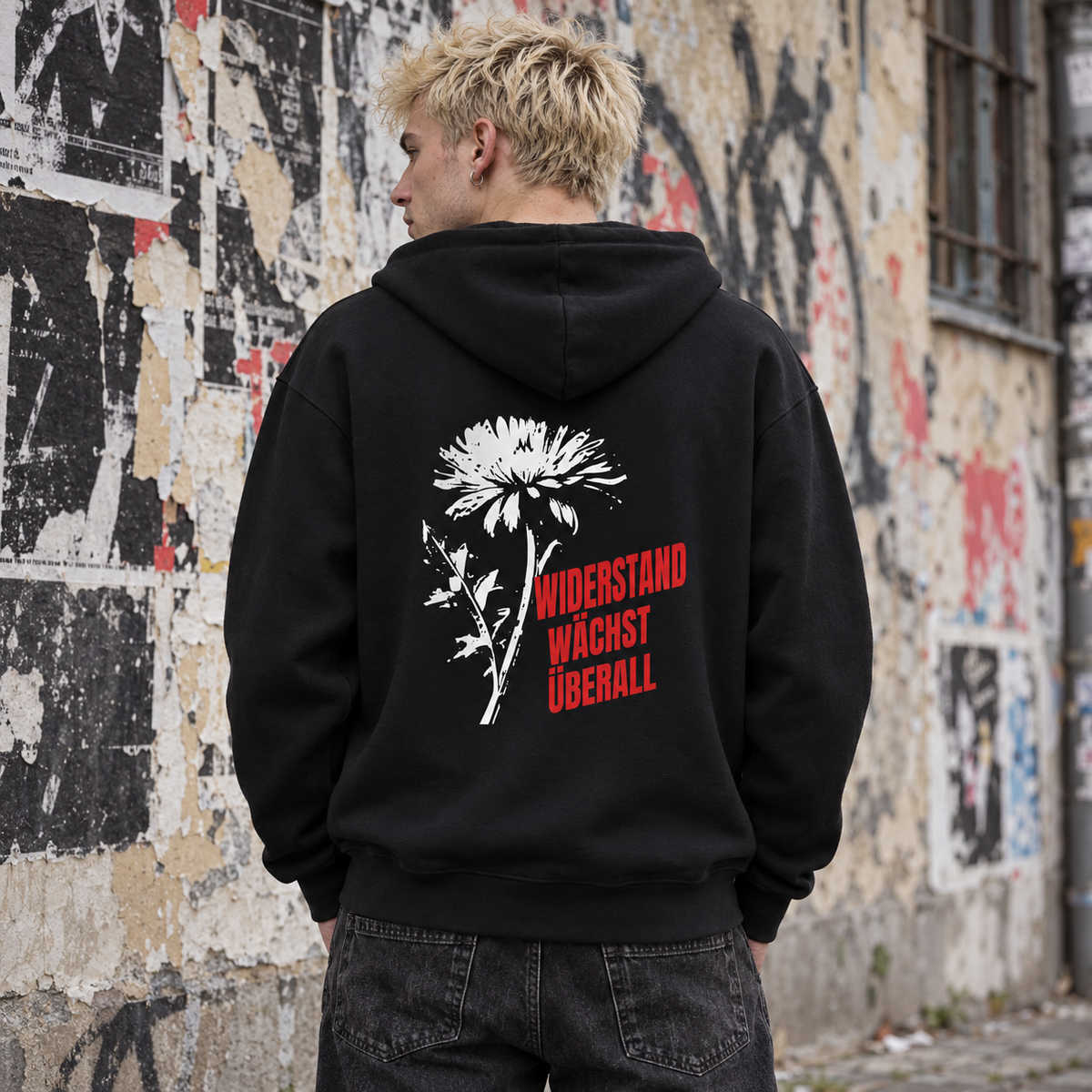 KI-Lifestyle-Mockup: Widerstand wächst überall – Hoodie an einer Person im Freien – fotorealistische Visualisierung