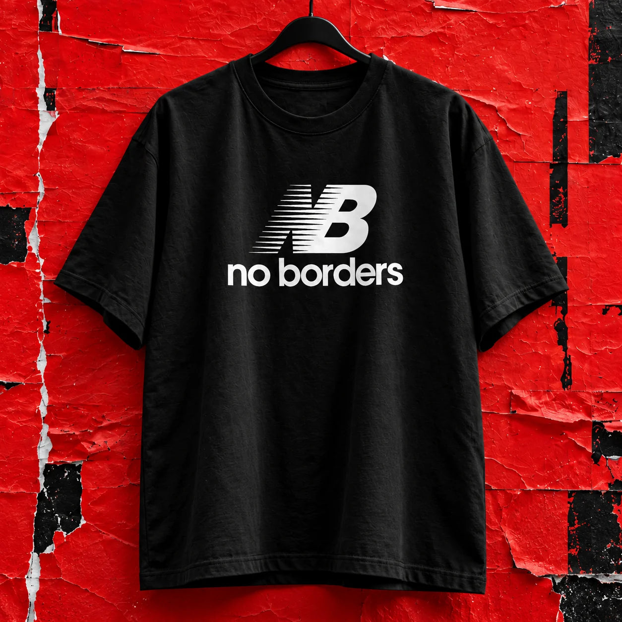 No Borders: weißes Motiv auf schwarzem T-Shirt vor roter Plakatwand. Produktvisualisierung.